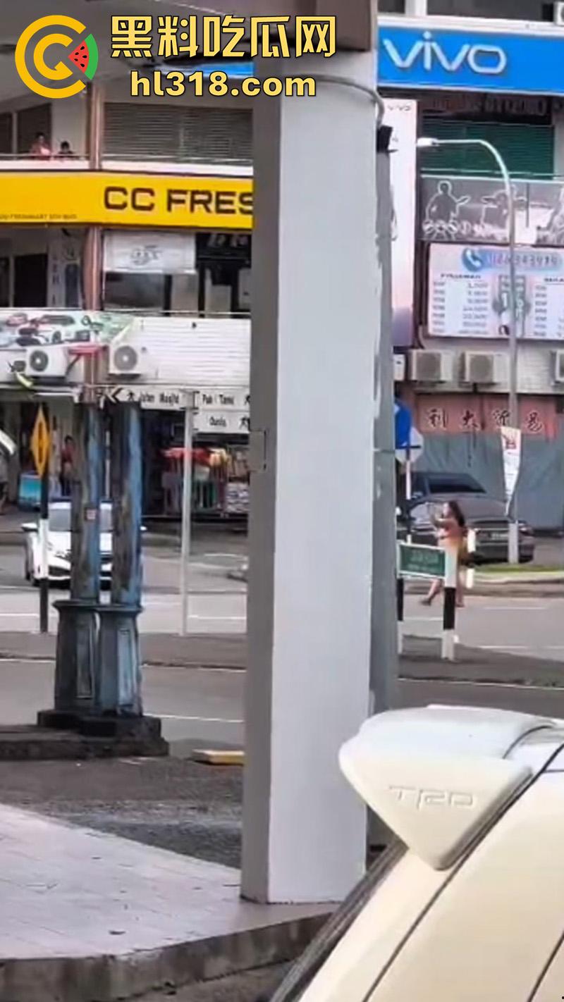 马来西亚肥臀裸女，因离婚发疯全裸上街，见人就骂见车就打，哪怕是警车也不放过，这大屁股有喜欢的么？-3