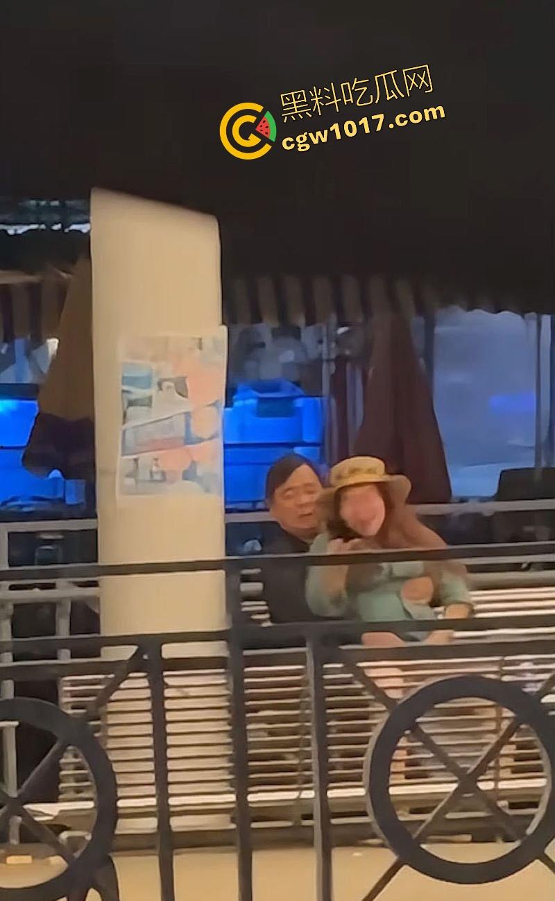 香港长洲码头六旬老人上演活春宫，宝刀未老船上动作猛烈，脱裤狂干不怕围观，老干部就是老干部丝毫不慌！-3