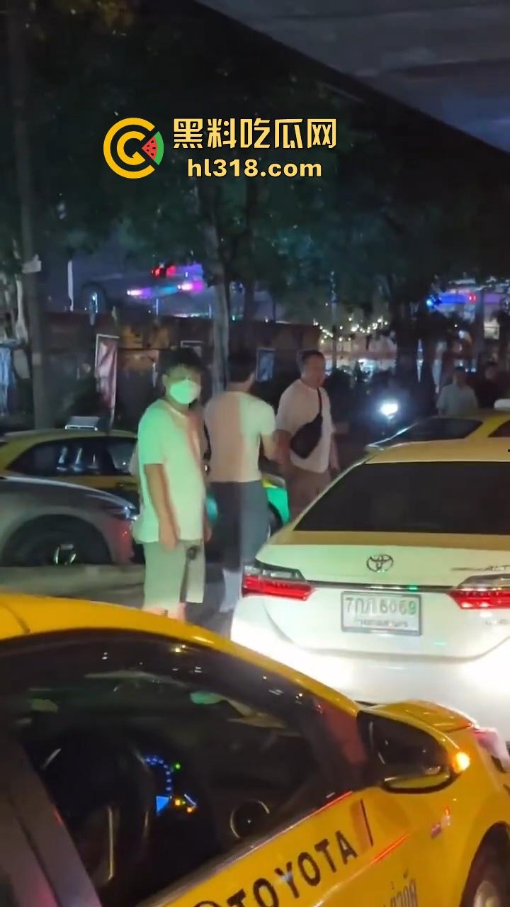 泰国妙龄小仙女发现自己的窝瓜王和女人搭话，吃醋直接暴走，深夜的街头相互殴打，集美的白色丁字裤都出来了！-10