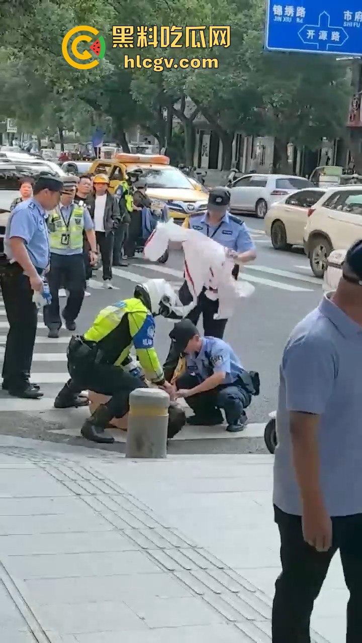 瓜友爆料大早上惊现裸奔疯子！当街骚扰女性，帽子叔叔出马才把他制服！-8