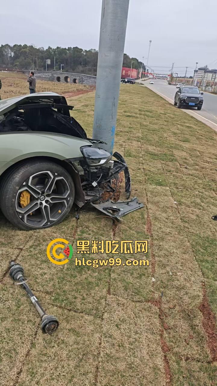 三轮车大爷溜车，撞上小米SU7，最后只赔了200！车主认栽还是精算过？这车祸到底亏不亏？-7