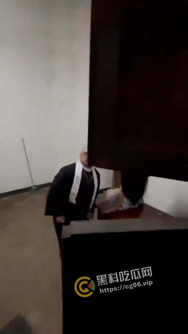 神父不得不说的秘密!神父叫鸡 还使劲闻鸡的内裤和袜子 拉进忏悔室里猛干 被偷拍流出-6