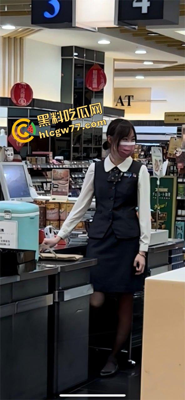 兄弟情玩到床上,河北龟男亲手把女友送上兄弟的屌,拍全程还特写口交角度,超市工服都没脱就开干!-2