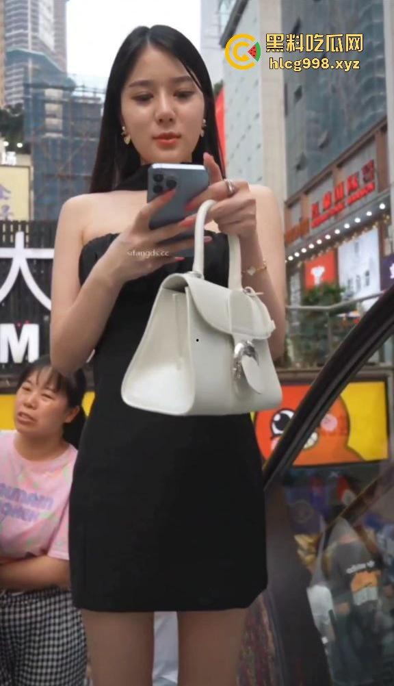 瓜友投稿抄底短裙小姐姐,白内内曝光!高颜值极品小姐姐,兄弟你胆儿真肥!-1