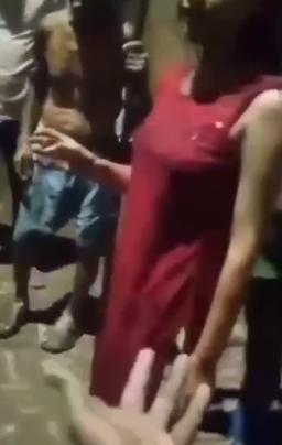 印度女子因吃牛肉被绑柱子群殴，脸肿牙流血，解绑后被迫坐等“惩罚”，女人如货物般被践踏，活该只喝恒河水！-5