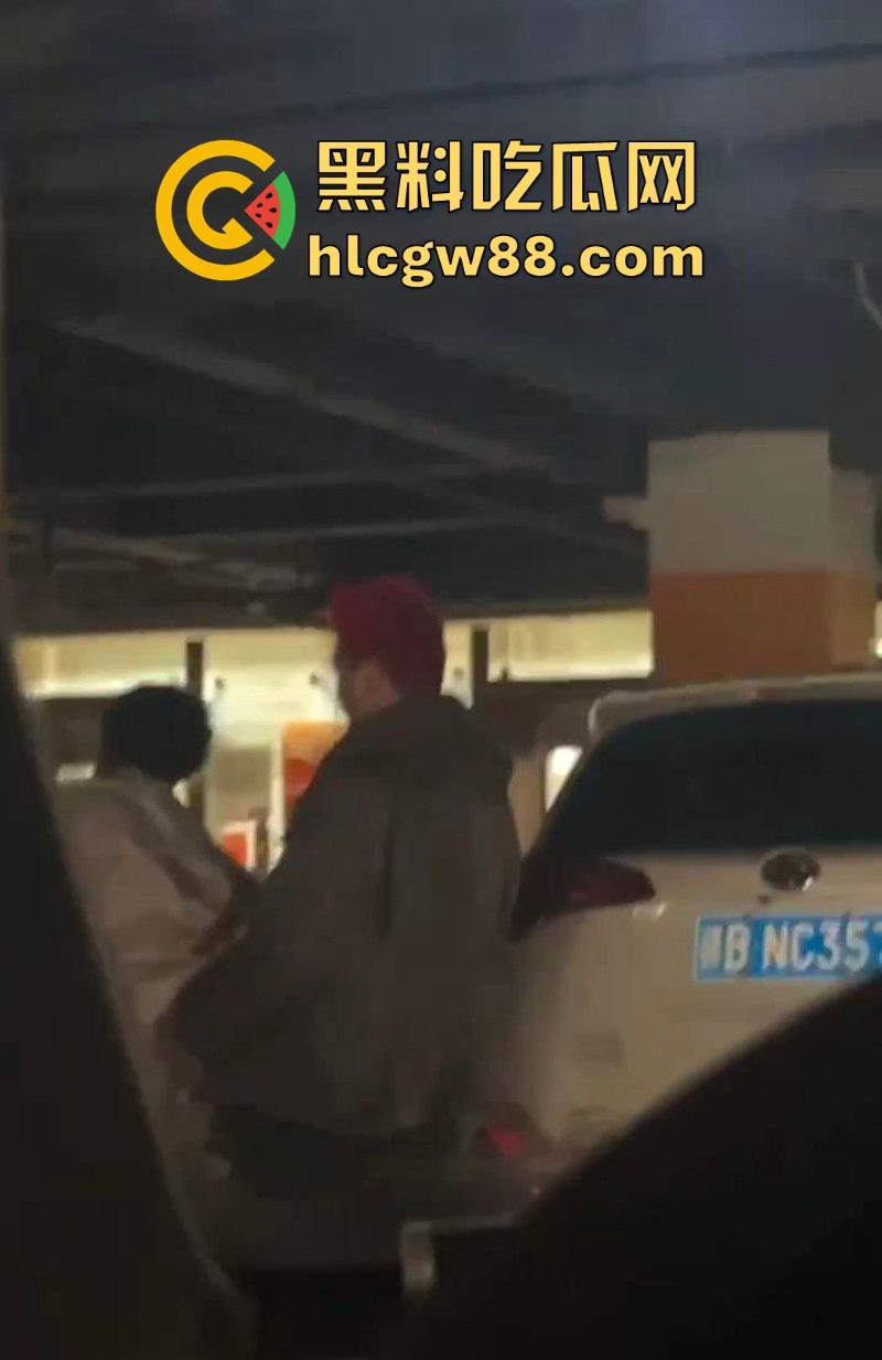 江西九江万达广场地下车库惊现激情时刻 情侣大胆挑战车库打炮,不料被偷拍 内容炸裂!-5