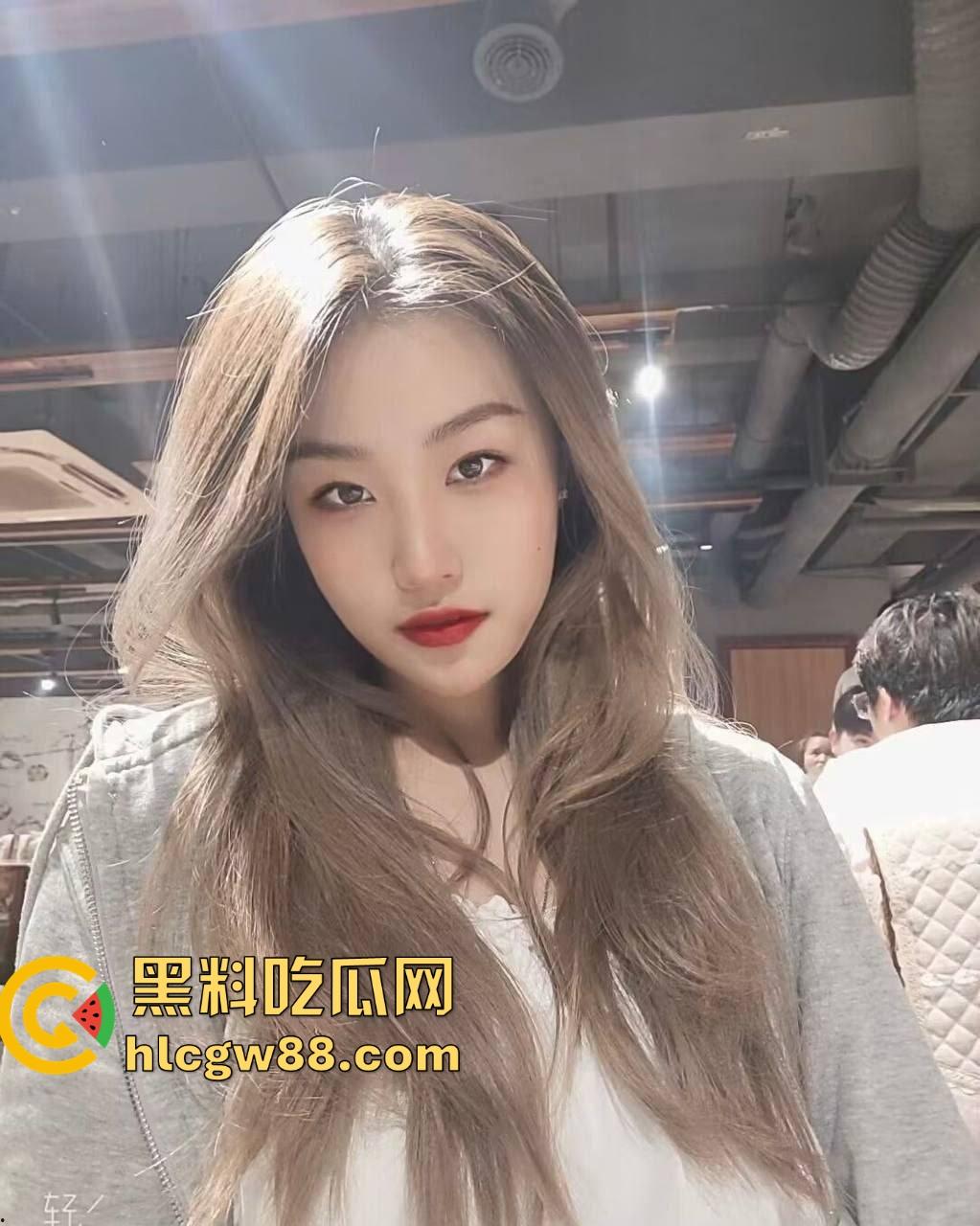 上海交通大学『周奕』反差骚母狗在酒店被丢床上爆操，激情打桩到失神，内射小穴表情太淫荡！-8