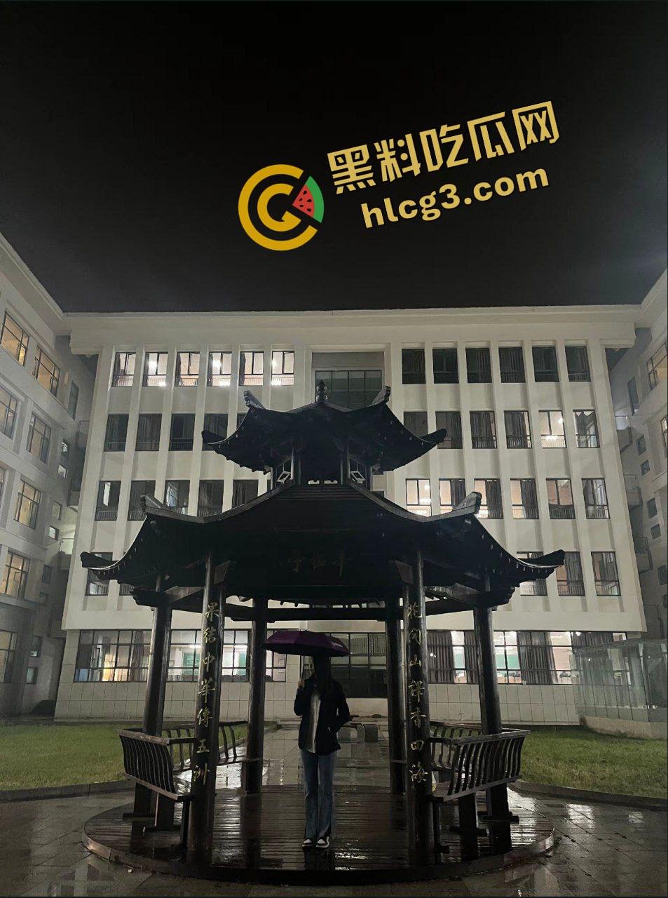山东外事职业大学 体育生情侣夜晚凉亭激情野战做爱 抱起来猛蹬 被路人发现偷拍!-6