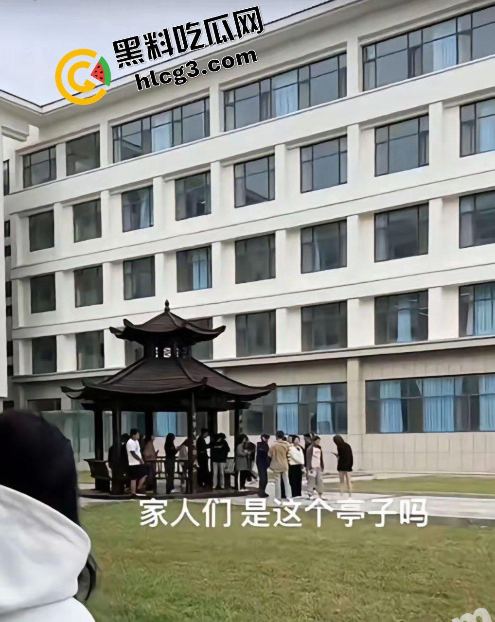 山东外事职业大学 体育生情侣夜晚凉亭激情野战做爱 抱起来猛蹬 被路人发现偷拍!-7