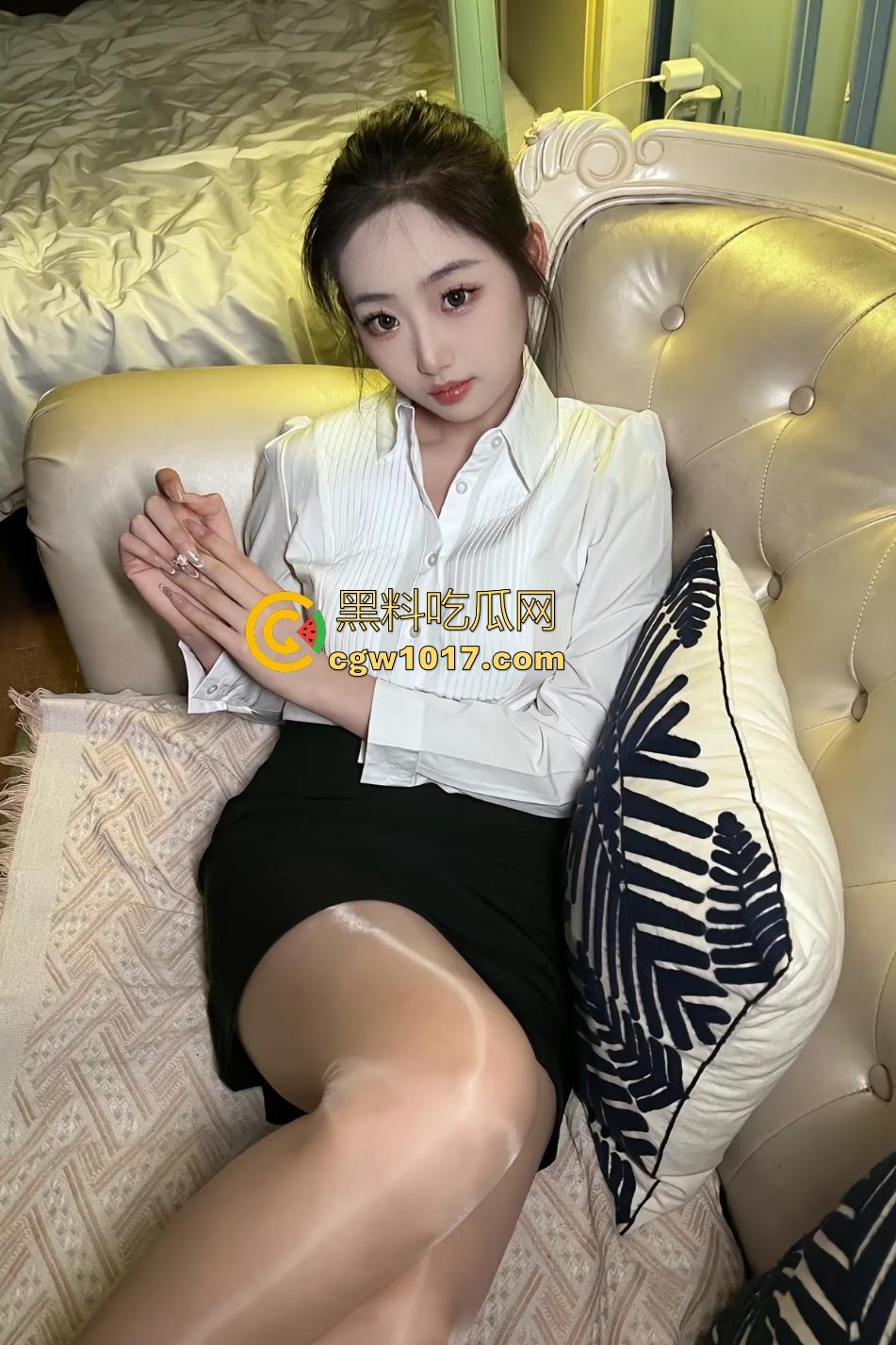 小儿子被妈妈强迫亲脚,隔肉丝亲B搞得老妈还淫叫,被脚压着头去舔还嫌弃,小伙子我劝你别不识好歹?-1