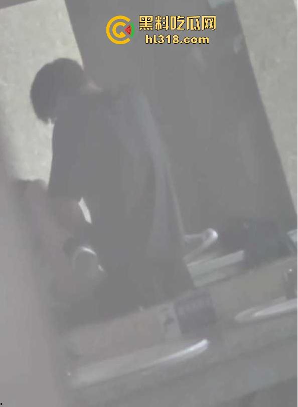 学校厕所洗手台惊现情侣大胆做爱， 极品学妹M腿等待男友狂操，肥臀美乳娇艳欲滴！-4