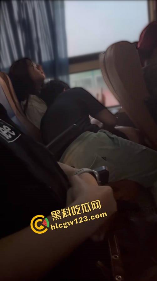 客车活春宫?情侣当众激情上演,男友全程抠到逼啪啪啪,水流不止纸巾都擦不干,乘客捂眼捂耳都不够!-6