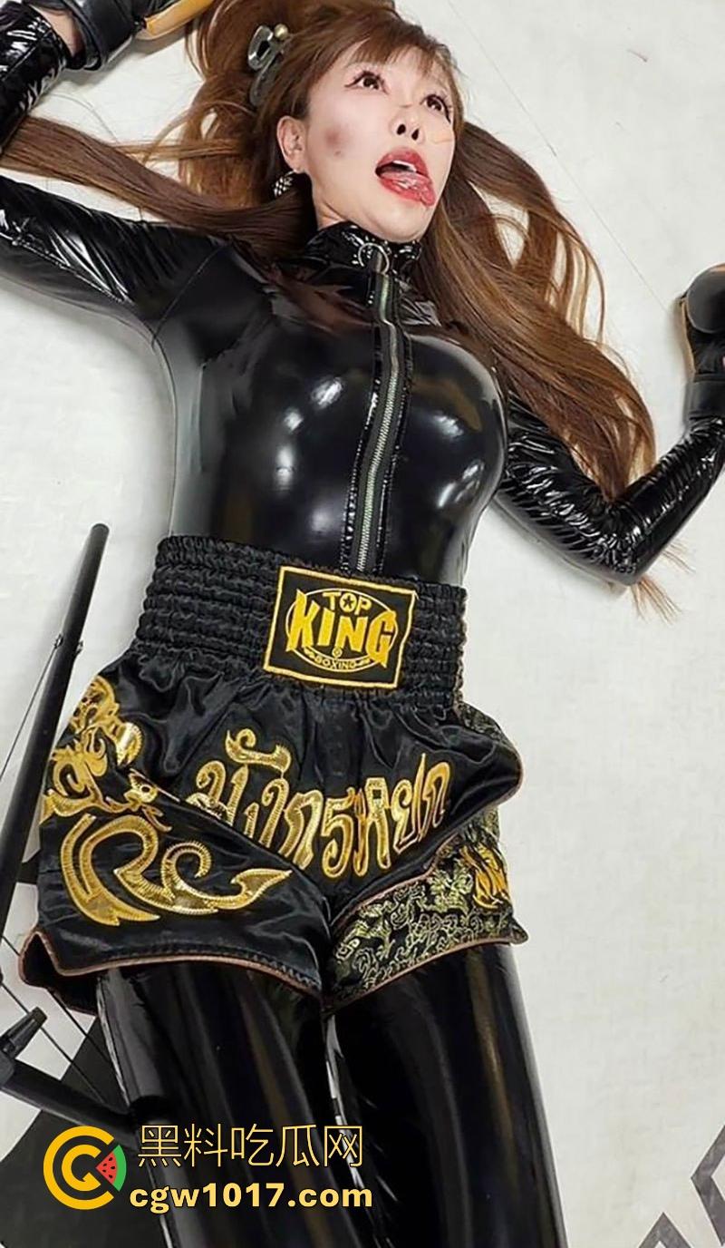 快手熟女网红【琨琨姐姐】裸聊视频曝光，气质人妻一对一裸聊，豹纹黑丝揉奶抠逼，极品熟女就是懂你！-8