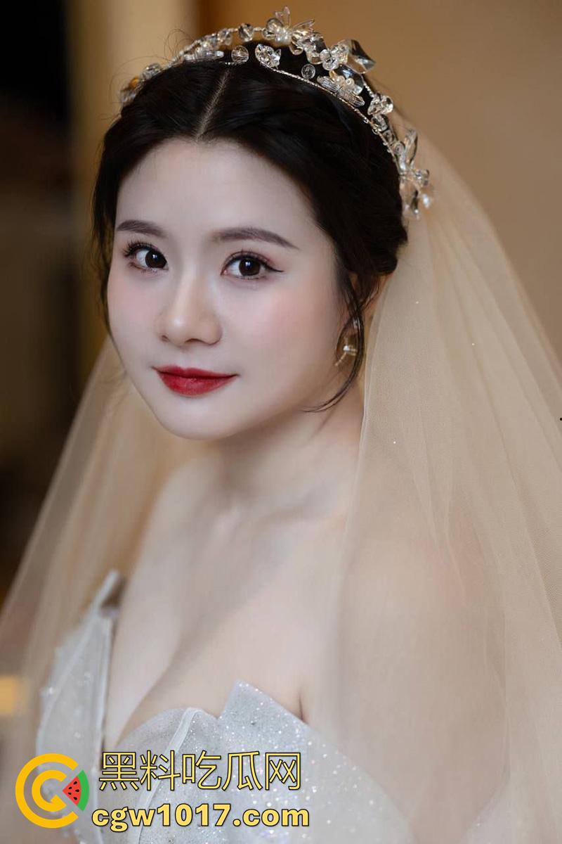 武汉中环地产中介【刘启意】,刚结婚的反差骚妇,肌肤白嫩漫画奶超诱人,背着老公偷情啪啪,被情夫报复性曝光!-1