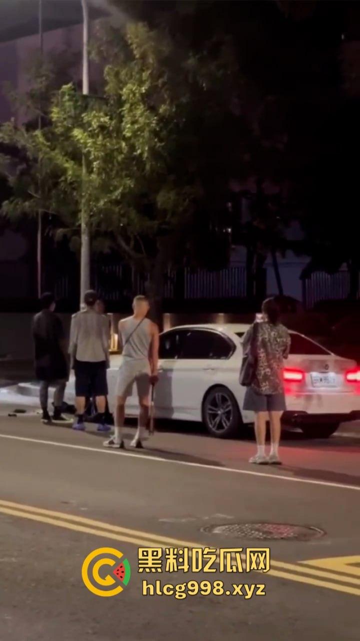 弯弯疯子哥理发店撒泼耍浑还扬言砍人 警察一来装娘炮 咋还有两副面孔呢?-7