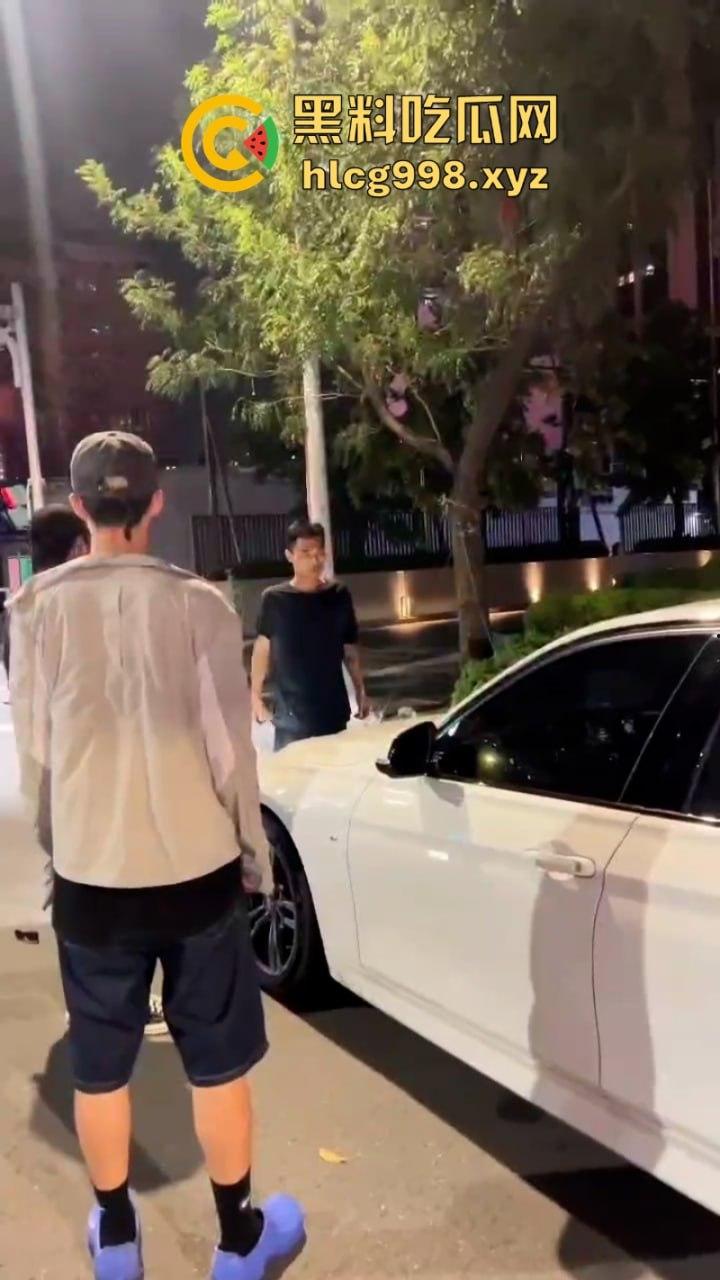 弯弯疯子哥理发店撒泼耍浑还扬言砍人 警察一来装娘炮 咋还有两副面孔呢?-8