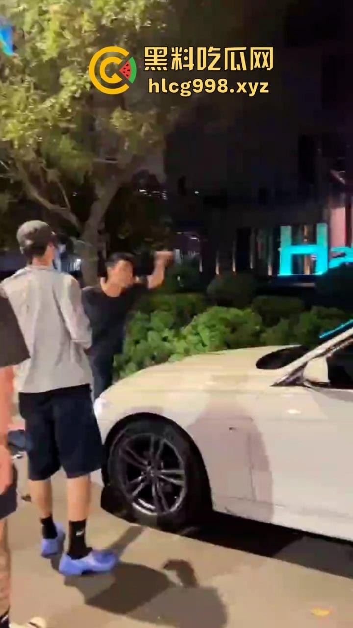 弯弯疯子哥理发店撒泼耍浑还扬言砍人 警察一来装娘炮 咋还有两副面孔呢?-9