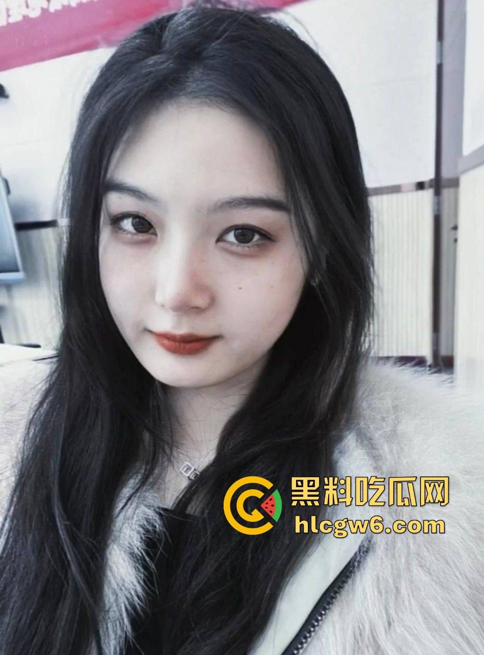 西南医科大学学生妹【陈雨柔】手机修理翻车，稚嫩脸皮装清纯，骚得像条母狗，露奶扭腰啥都敢干！-1