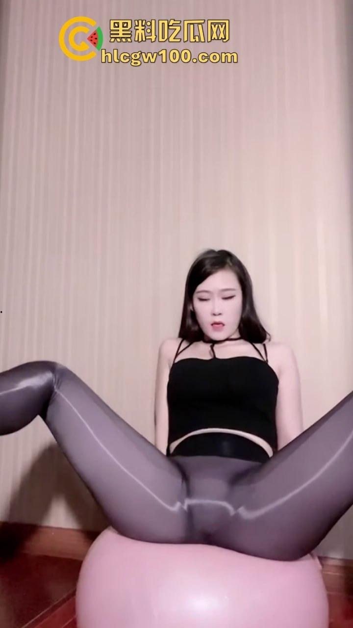 快手22.7w粉丝性感博主【CT少女】黑丝瑜伽抖奶劲舞 电动蜜臀极速套撸 隔屏操到飞-7