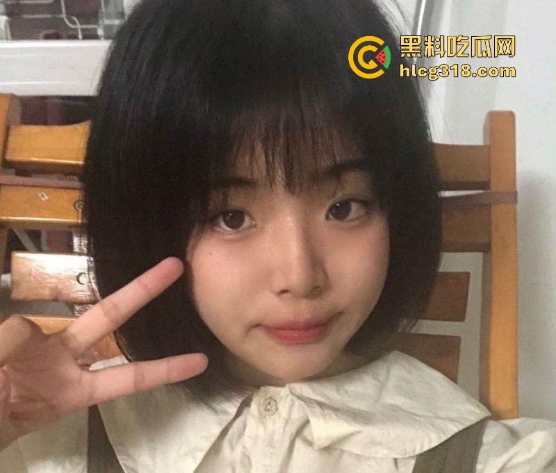 广西清纯反差妹【欧阳盈盈】性爱视频曝光,手捧大屌一顿猛吸,被勒脖后入狂操,淫叫连连!-1