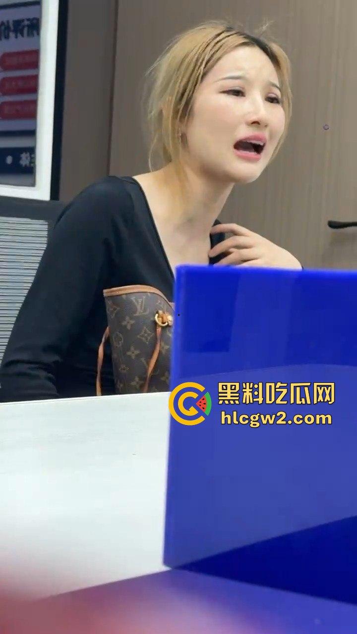 男子1800小费才摸几下胸,这骚货居然报警反咬猥亵,婊子不愧是婊子,拿钱还装清纯立牌坊太下头了!-8