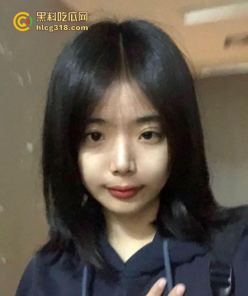 广西清纯反差妹【欧阳盈盈】性爱视频曝光,手捧大屌一顿猛吸,被勒脖后入狂操,淫叫连连!-3