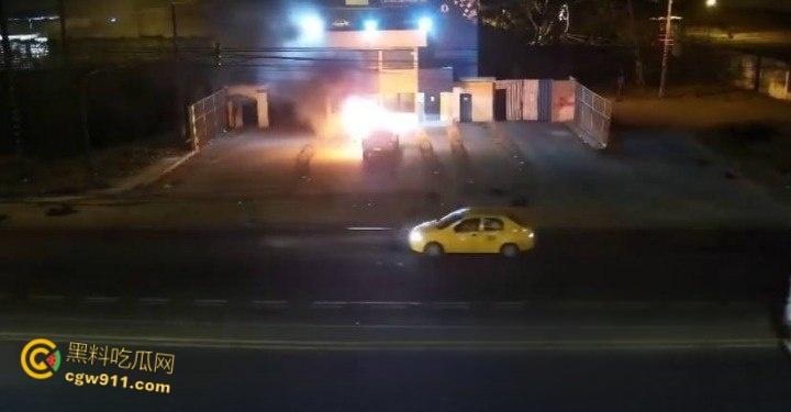 厄瓜多尔瓜亚基尔监狱,外主干道汽车炸弹袭击,逃窜男子撞墙引爆火球冲天,围墙摧毁碎片四溅 !-1