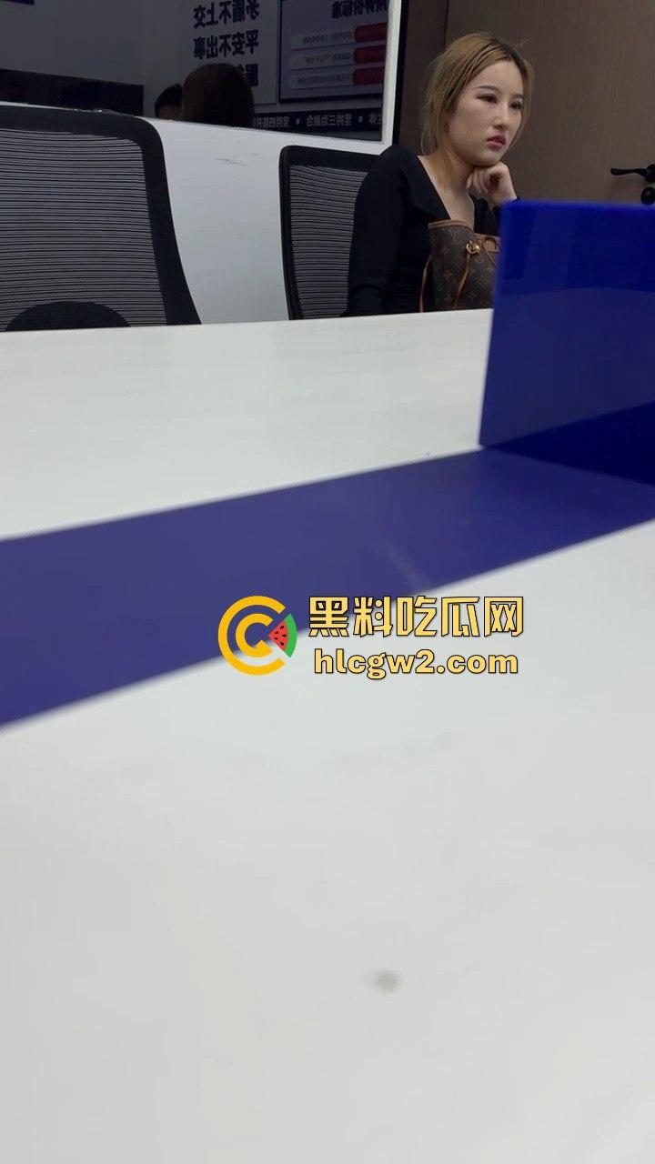 男子1800小费才摸几下胸,这骚货居然报警反咬猥亵,婊子不愧是婊子,拿钱还装清纯立牌坊太下头了!-9