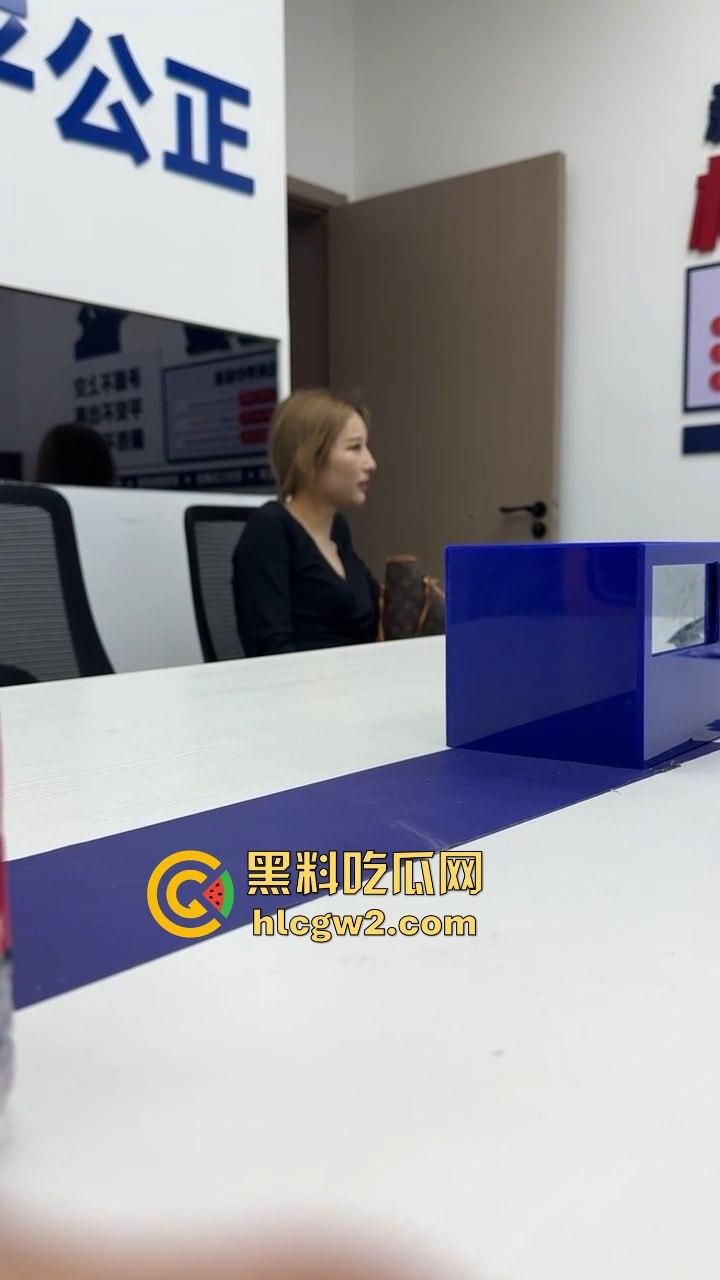 男子1800小费才摸几下胸,这骚货居然报警反咬猥亵,婊子不愧是婊子,拿钱还装清纯立牌坊太下头了!-11