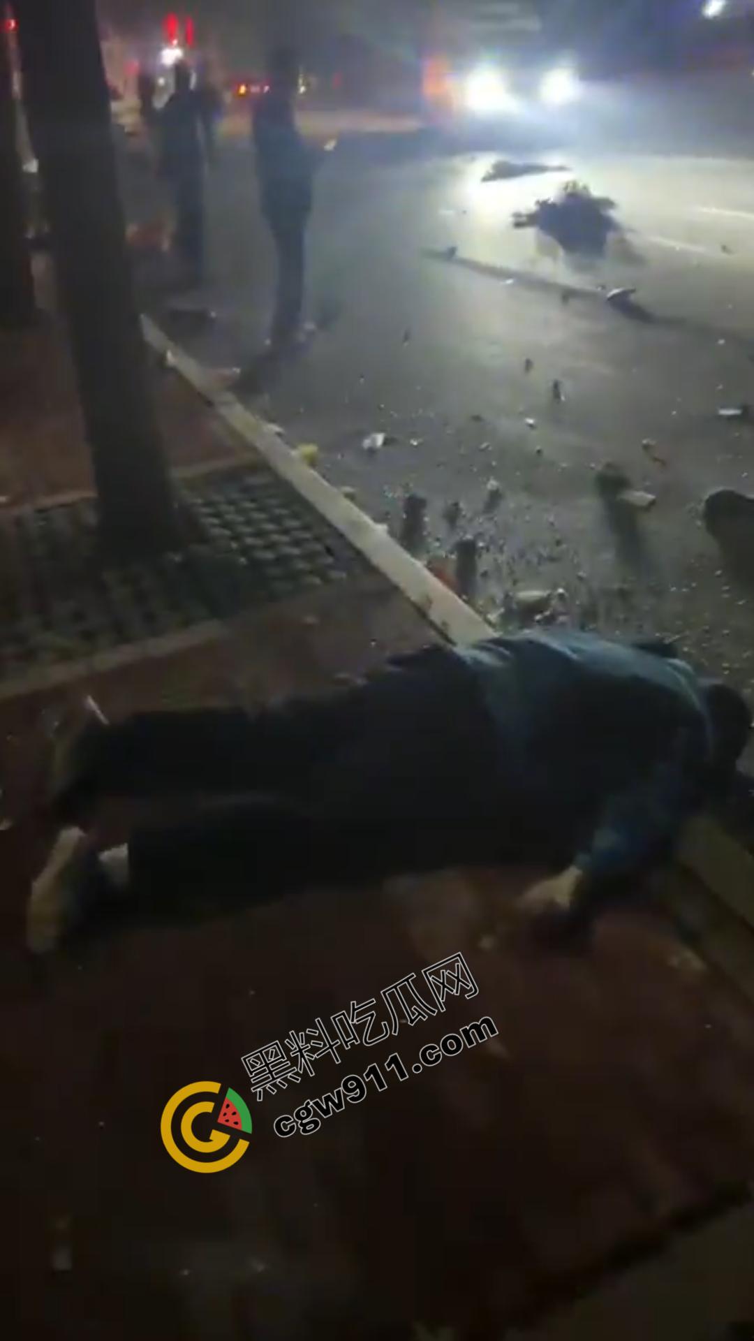 山东聊城酒驾惨祸!一夜间造成8死1伤惨烈场面,路面染血惨不忍睹,令人们悲痛欲绝。-6