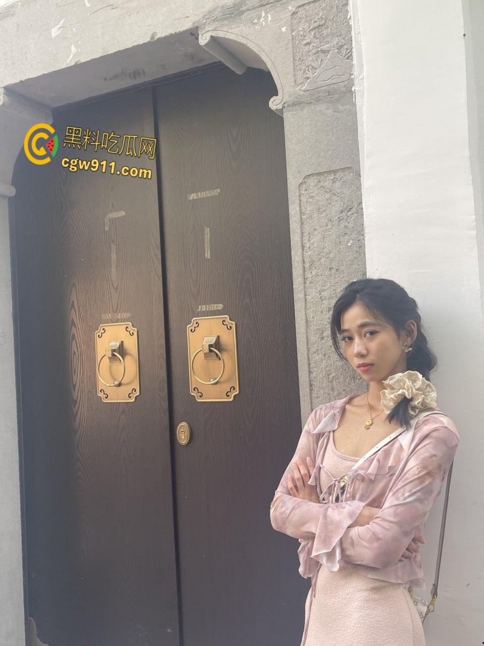 高颜值反差母狗【阡阡】,被男友调教视频流出,粉嫩骚逼黑丝高跟,全裸倒立一字马,撒尿淋身淫乱不堪!-1