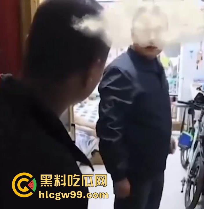 狗男女家中偷情不曾想原配杀了个回马枪,叫来开锁师父,一开门就撞见男女赤裸,开锁师父这单又白干了!-4