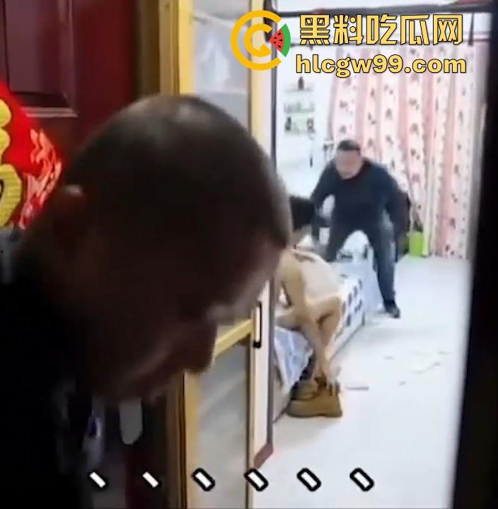 狗男女家中偷情不曾想原配杀了个回马枪,叫来开锁师父,一开门就撞见男女赤裸,开锁师父这单又白干了!-6