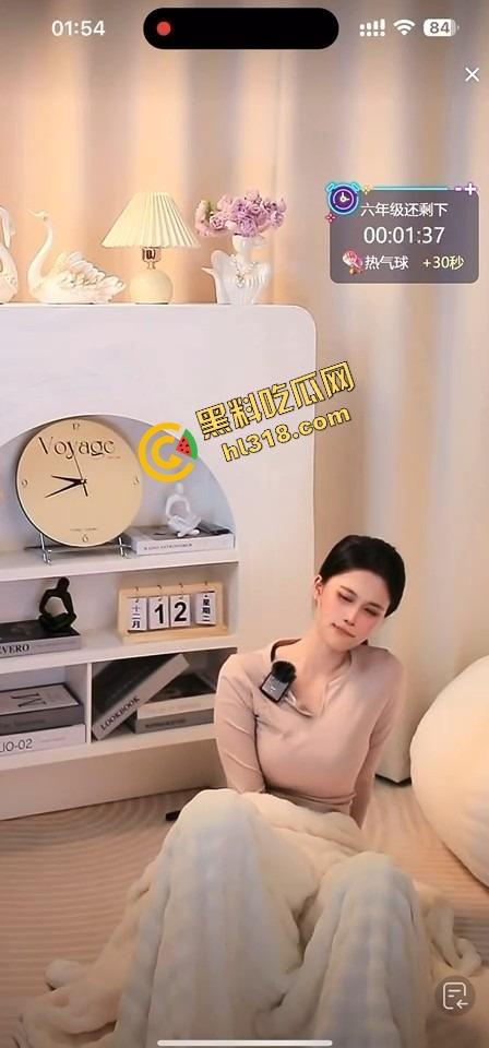 抖音女主播跳蛋十分钟大挑战,毛毯底下裙子塞着疯狂颤抖,直播忍到高潮爽到直喊老公!-11