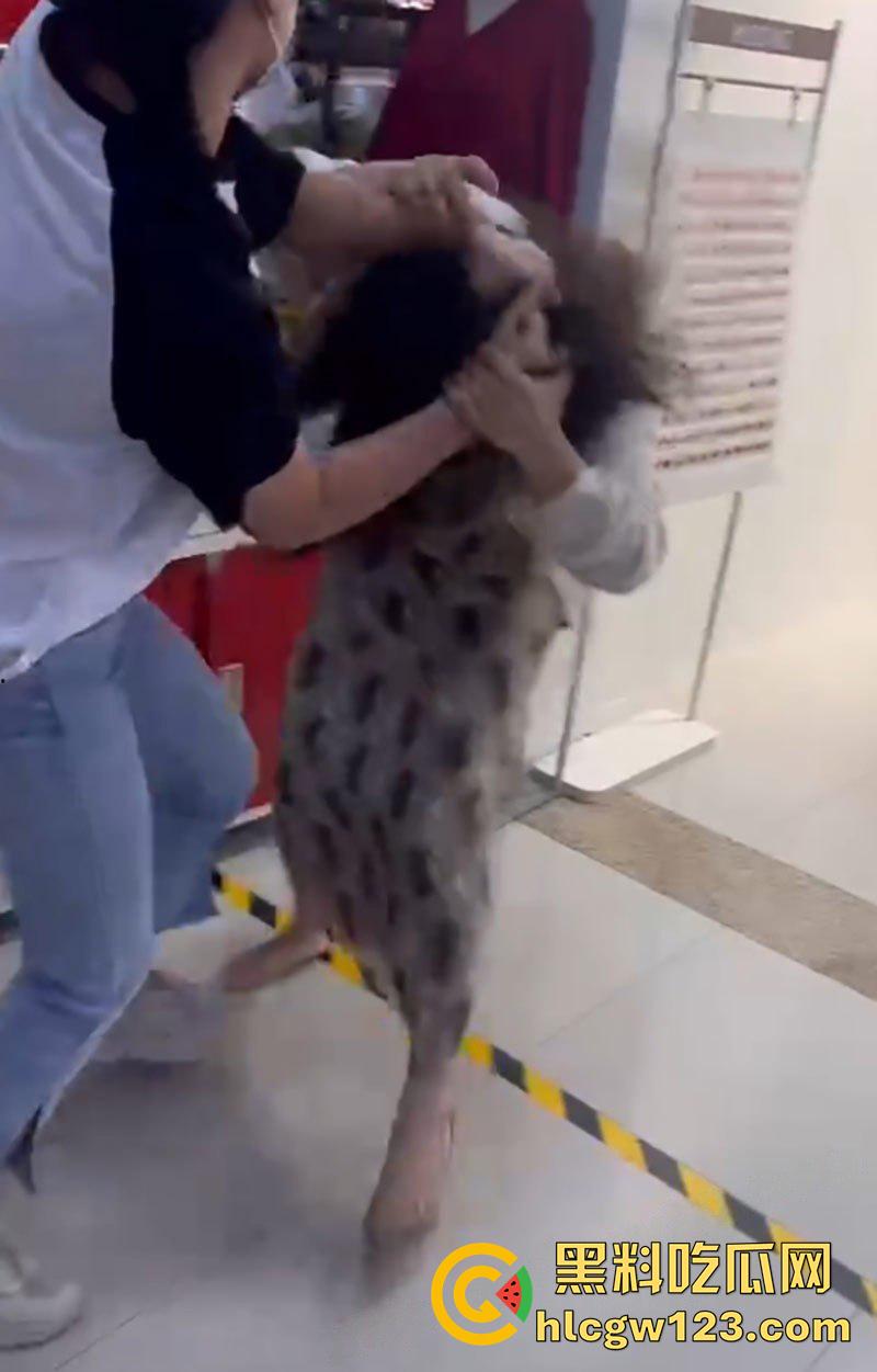 低胸妆小三在美甲店,被情夫正室手撕暴揍,这小三骚得像夜店头牌,吊带当场被扯烂太刺激了!-3