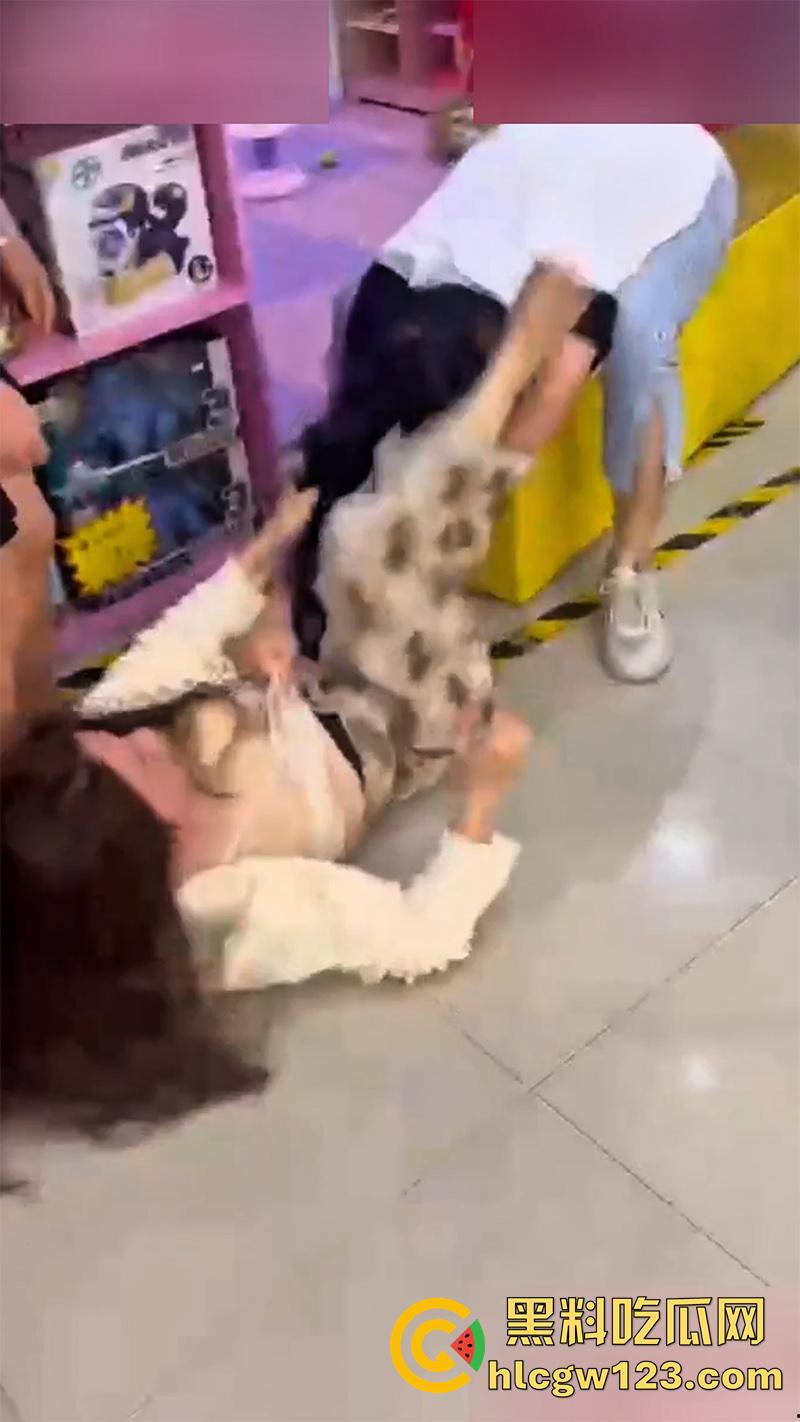 低胸妆小三在美甲店,被情夫正室手撕暴揍,这小三骚得像夜店头牌,吊带当场被扯烂太刺激了!-8