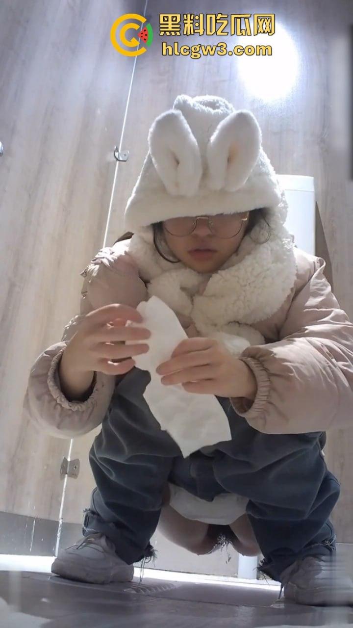 奶茶店女厕变态偷拍 正面+后视多机位展示美女脸逼肛高清特写及放尿全过程 直呼过瘾!-2