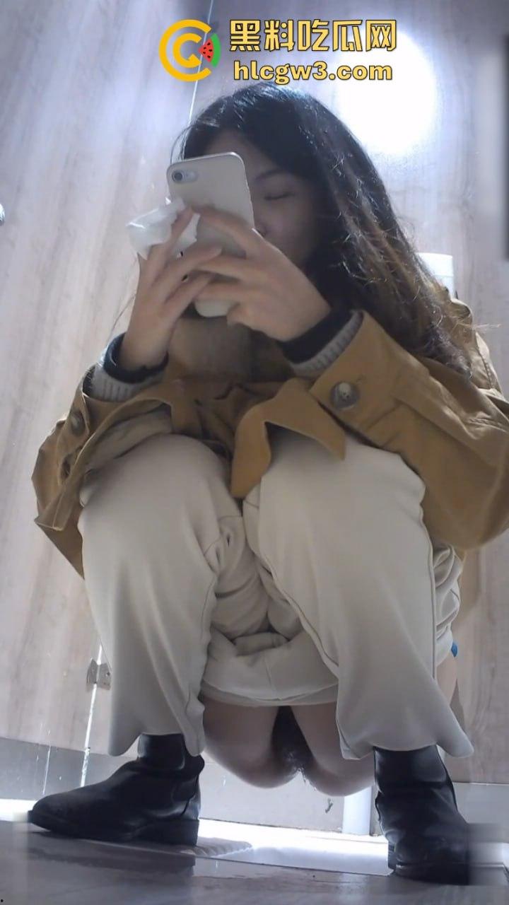 奶茶店女厕变态偷拍 正面+后视多机位展示美女脸逼肛高清特写及放尿全过程 直呼过瘾!-8