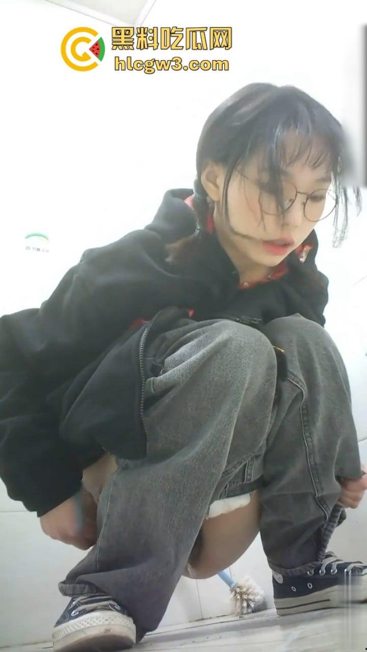 奶茶店女厕变态偷拍 正面+后视多机位展示美女脸逼肛高清特写及放尿全过程 直呼过瘾!-13