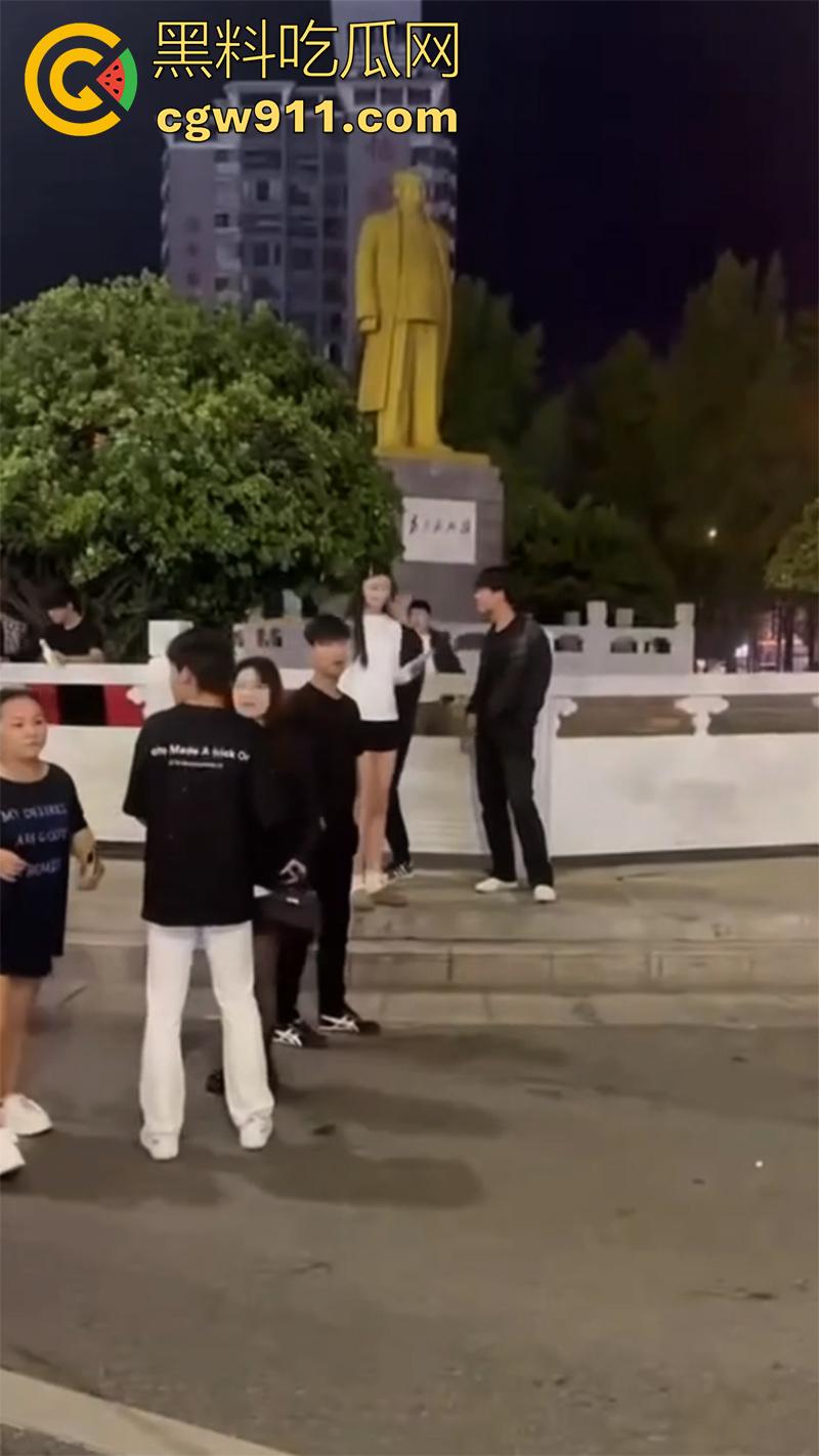 江西赣州第七中学,精神小伙小妹发生口角,叫人斗殴持砍刀砍人,警方和120急救人员陆续赶到,现场多人受伤。-1