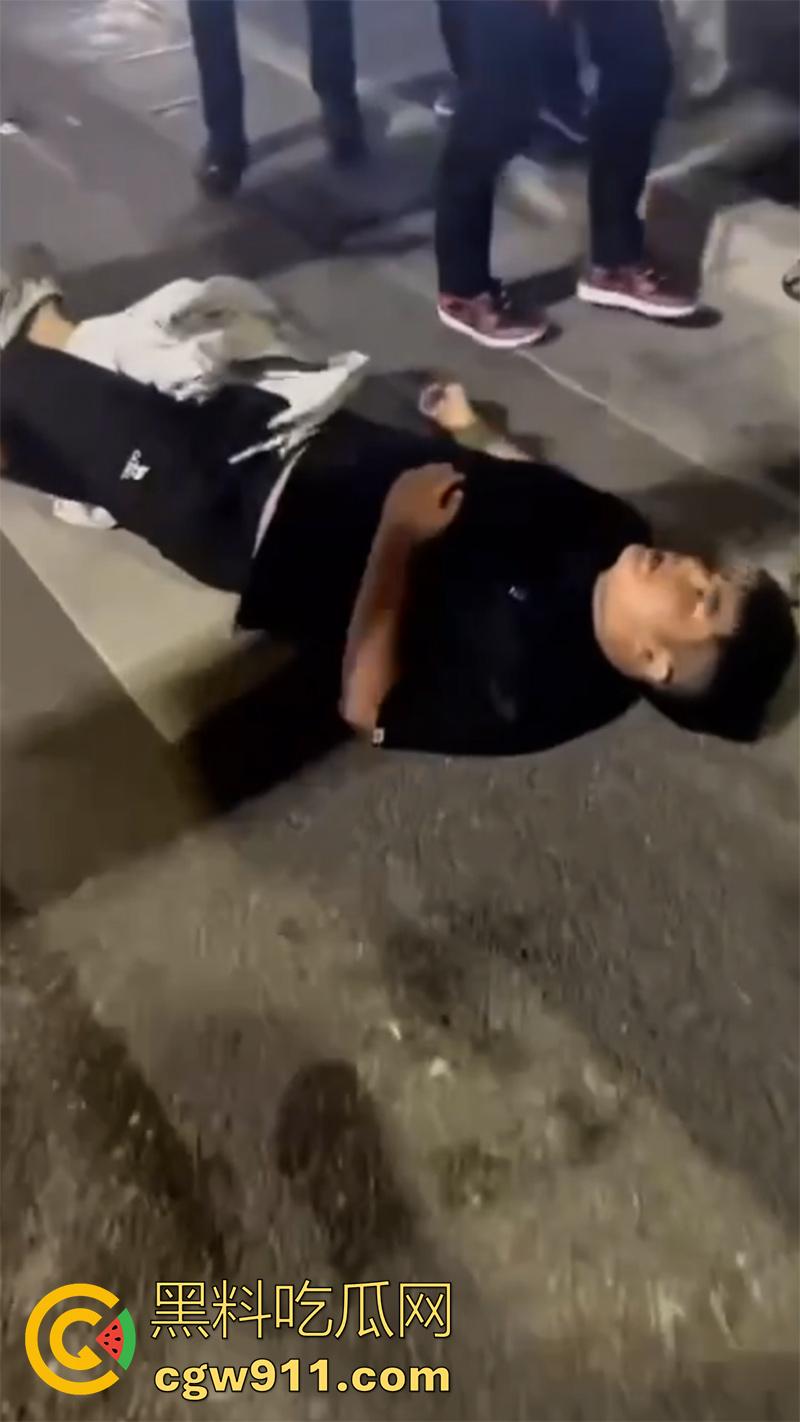 江西赣州第七中学,精神小伙小妹发生口角,叫人斗殴持砍刀砍人,警方和120急救人员陆续赶到,现场多人受伤。-2