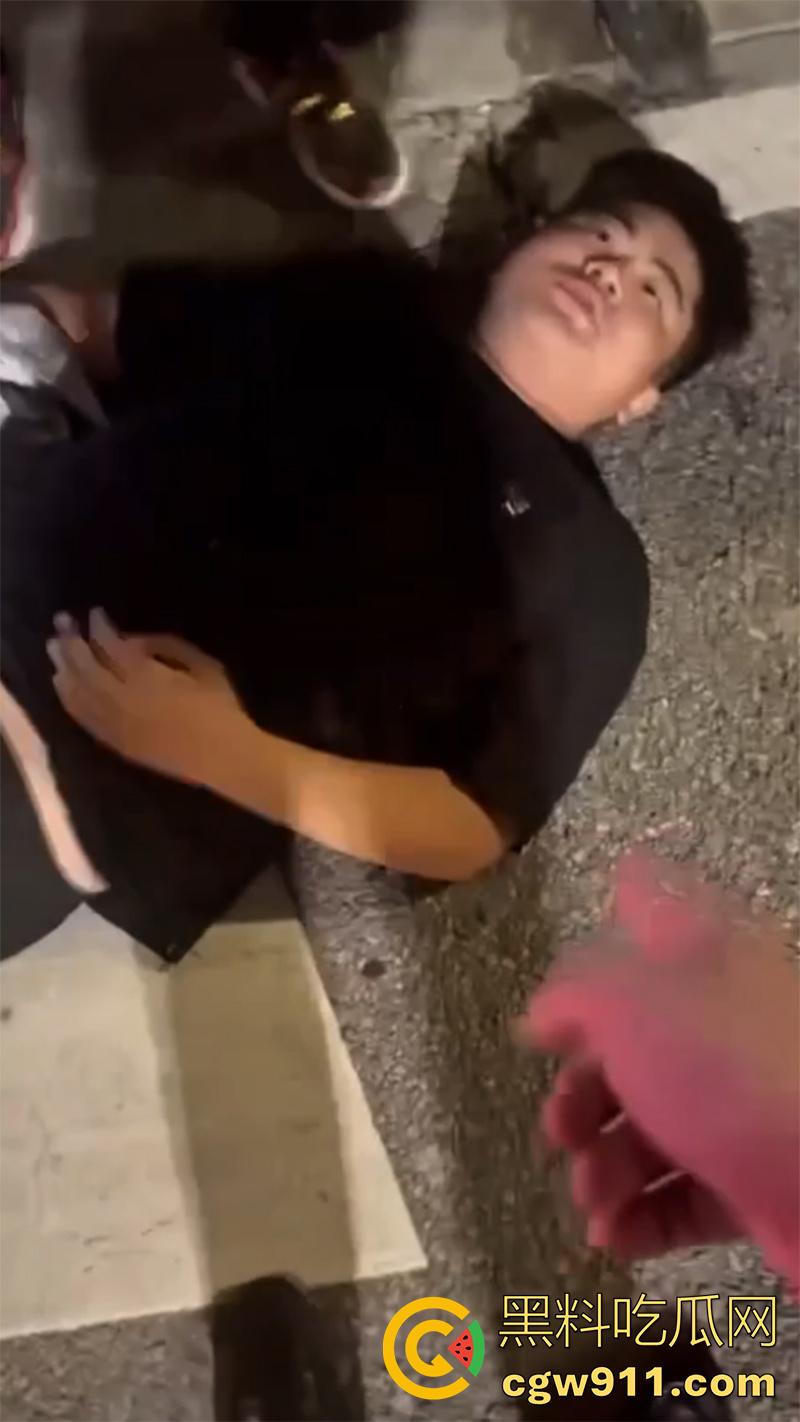 江西赣州第七中学,精神小伙小妹发生口角,叫人斗殴持砍刀砍人,警方和120急救人员陆续赶到,现场多人受伤。-3