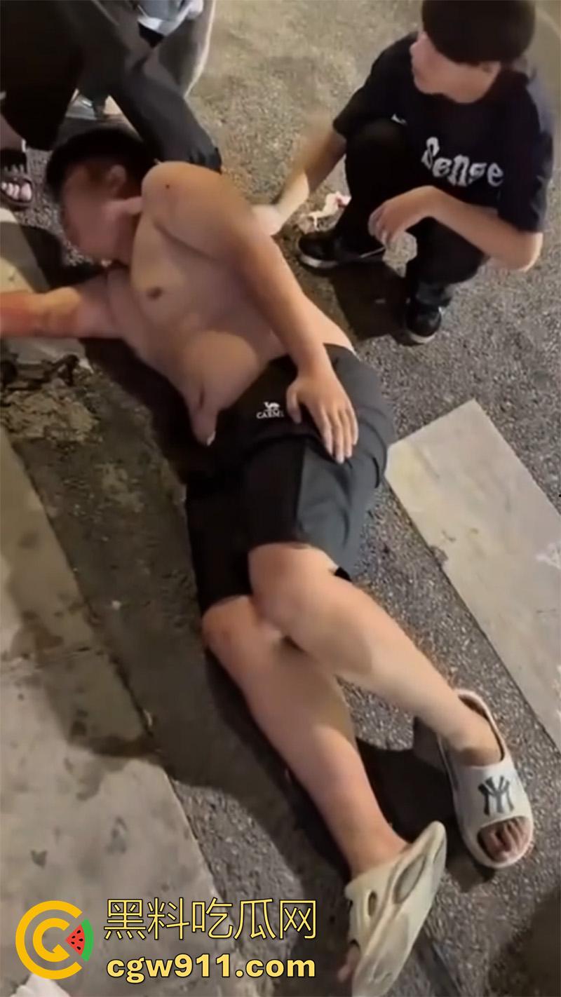 江西赣州第七中学,精神小伙小妹发生口角,叫人斗殴持砍刀砍人,警方和120急救人员陆续赶到,现场多人受伤。-7