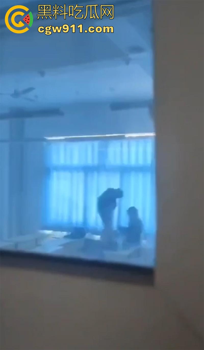 女老师深夜激情,和学生打炮被偷拍,水利水电职业技术学院,偷拍到女老师在教室被学生扛腿爆操,玩的真刺激啊!-3