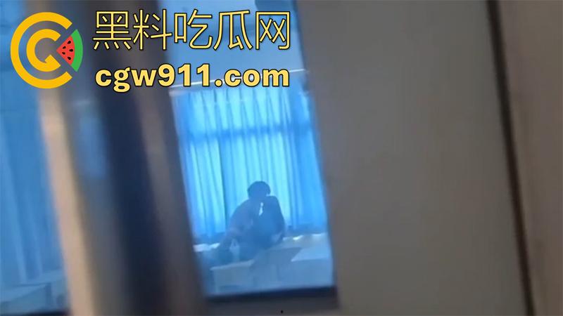 女老师深夜激情,和学生打炮被偷拍,水利水电职业技术学院,偷拍到女老师在教室被学生扛腿爆操,玩的真刺激啊!-7