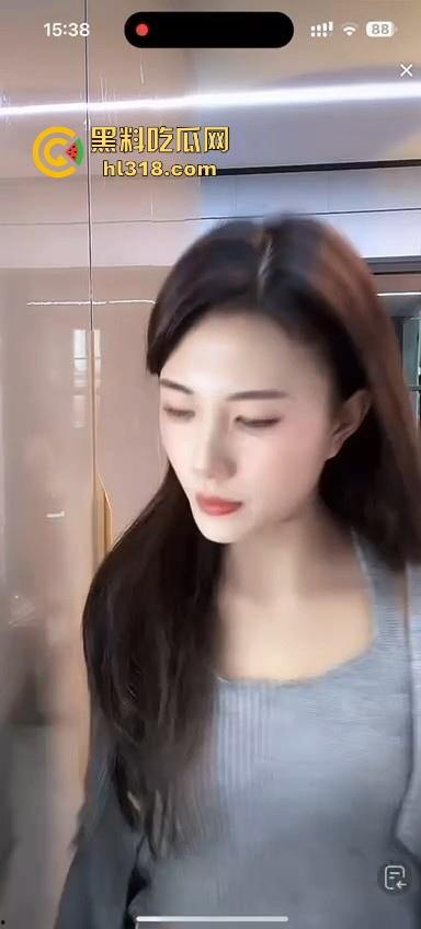 抖音颜值主播为礼物舔墙,舌头疯狂打转能感觉到是老手,把大屌给她舔一下哪得多舒服啊!-6