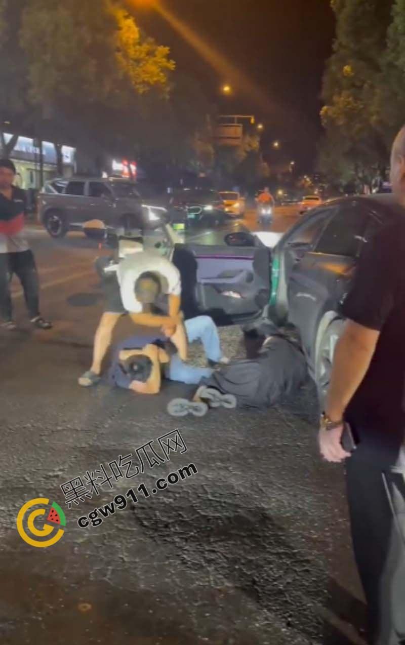 酒店偷情狗男女被原配截车暴打,大屌与脸遭痛殴,荡妇保护奸夫被双双暴揍,围观者连连称快,拍照不停-3