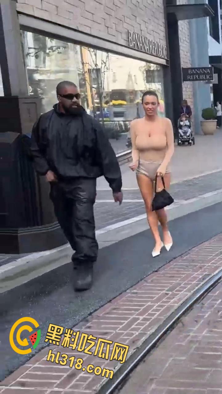 侃爷洛杉矶带老婆比安卡Bianca Censori逛街,透视装露极品豪乳,曼妙身姿白嫩巨乳清晰可见!!-5
