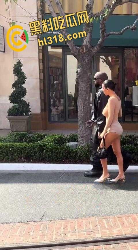 侃爷洛杉矶带老婆比安卡Bianca Censori逛街,透视装露极品豪乳,曼妙身姿白嫩巨乳清晰可见!!-6