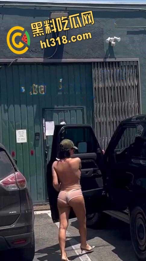 侃爷洛杉矶带老婆比安卡Bianca Censori逛街,透视装露极品豪乳,曼妙身姿白嫩巨乳清晰可见!!-7